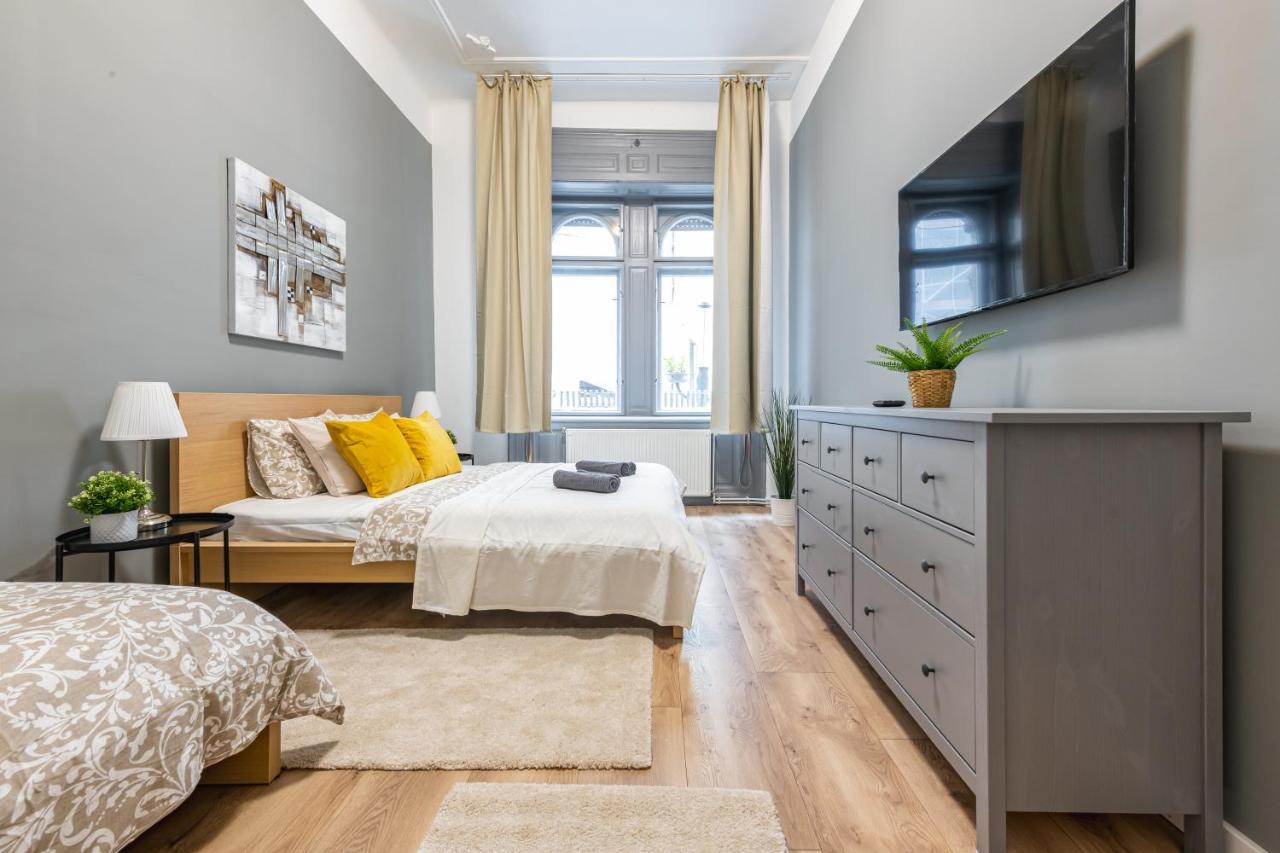 Deluxe Kazincy Apartment In The Heart Of بودابست المظهر الخارجي الصورة