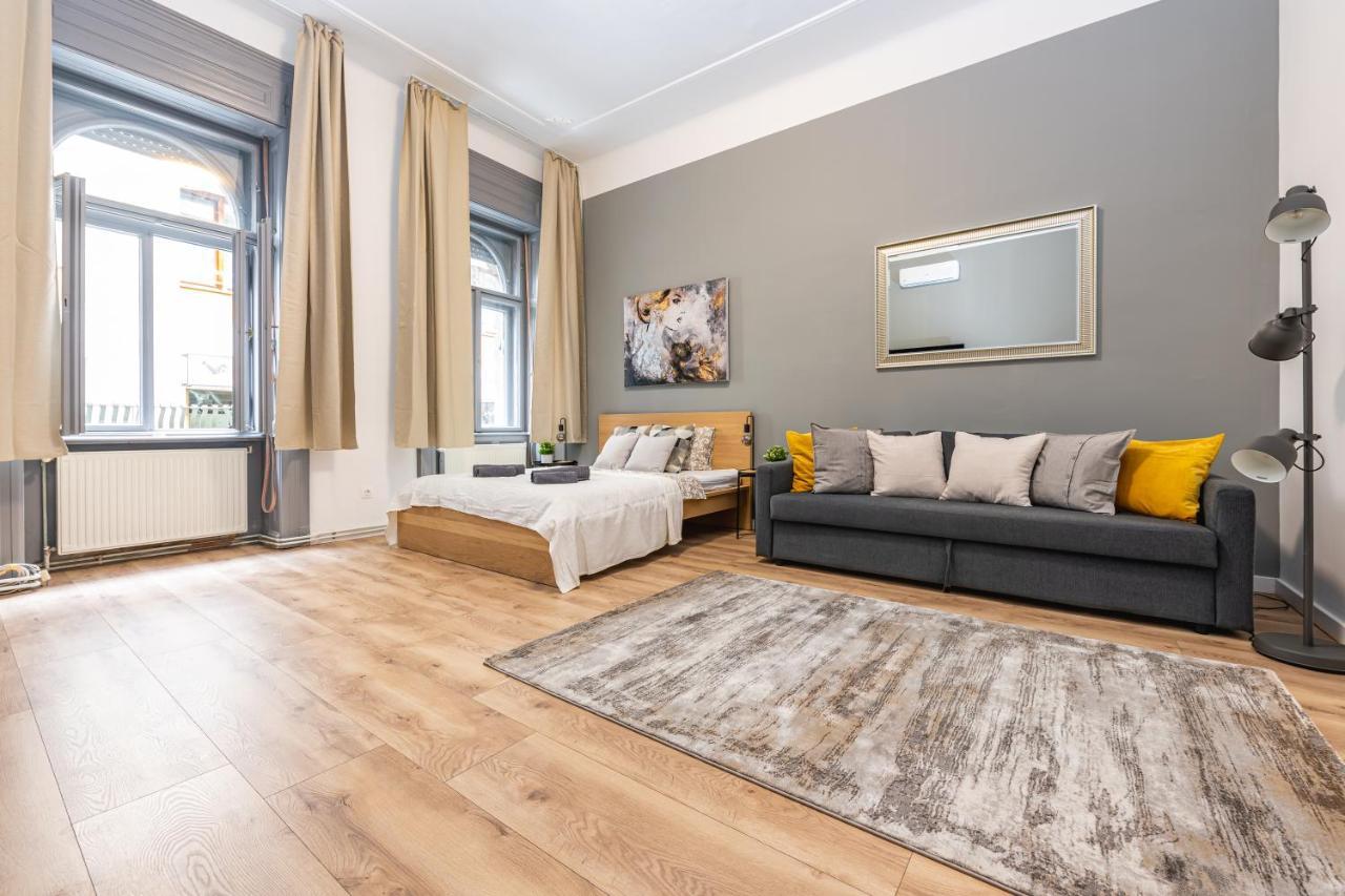 Deluxe Kazincy Apartment In The Heart Of بودابست المظهر الخارجي الصورة